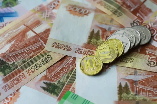 Ρωσικά Τραπεζογραμμάτια Και Κέρματα Ρούβλια Τραπεζογραμμάτια Την Επιγραφή Πέντε Χιλιάδες — Φωτογραφία Αρχείου