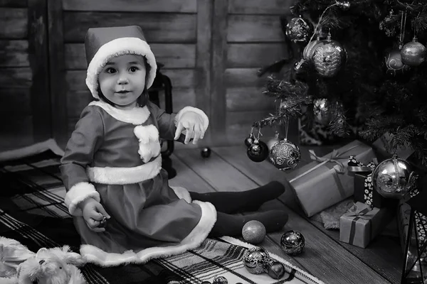 Uma Criança Sentada Frente Uma Árvore Natal Esperando Pelo Papai — Fotografia de Stock