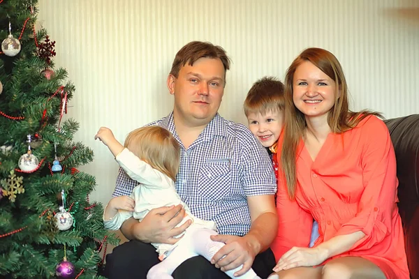 Junge Familie Vorabend Der Neujahrsferien Hause — Stockfoto