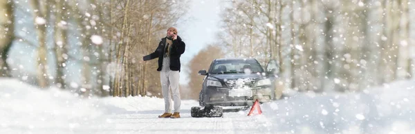Mężczyzna Pobliżu Zepsutego Samochodu Podczas Mroźnej Zimy — Zdjęcie stockowe