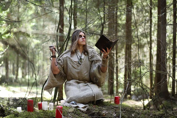 Homme Soutane Passe Rituel Dans Une Forêt Sombre Avec Une — Photo