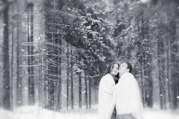 Una Coppia Amorevole Una Passeggiata Invernale Uomini Donne Appuntamento Nel — Foto Stock