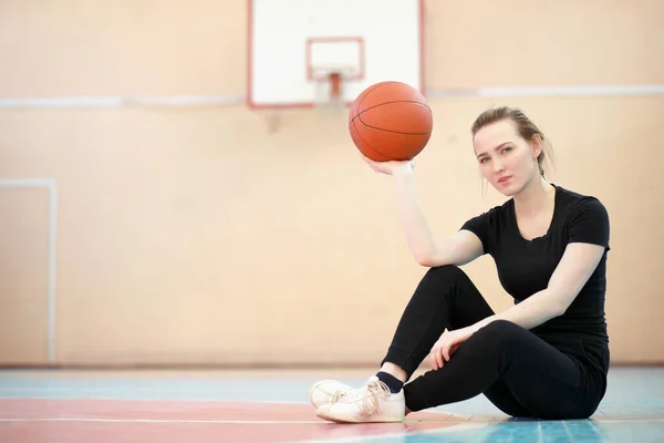 Mädchen Junge Studentin Der Turnhalle Beim Basketballspielen — Stockfoto