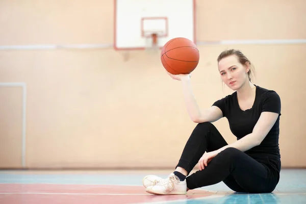 Menina Jovem Estudante Ginásio Jogando Basketbal — Fotografia de Stock