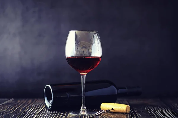 Una Copa Vino Tinto Seco Sobre Una Mesa Botella Oscura — Foto de Stock