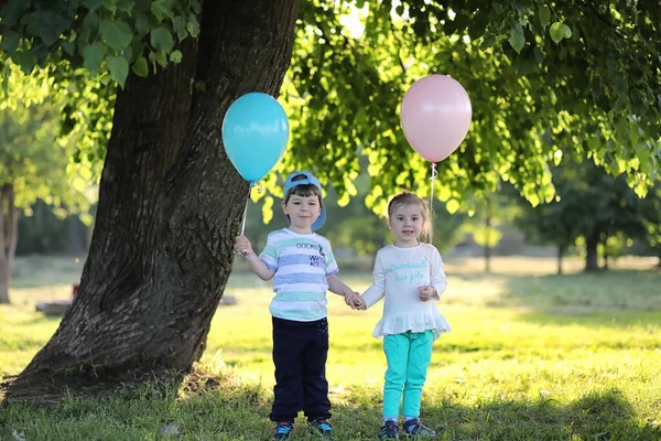 Niños Pequeños Están Caminando Parque Con Globos —  Fotos de Stock