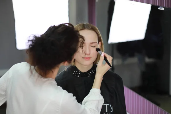 Stüdyoda Aynanın Önünde Makyaj Sanatçısı Olan Genç Bir Kız — Stok fotoğraf