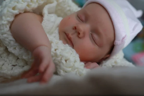 Bebé Recién Nacido Durmiendo Envuelto Una Cálida Blanke — Foto de Stock