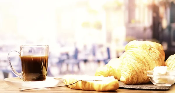 Färska Bakverk Bordet Franska Smaksatt Croissant Till Frukost — Stockfoto