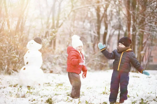 Enfants Dans Parc Hiver Jouer Avec Sno — Photo