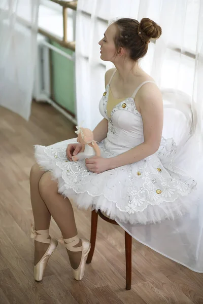 室内で練習するプリティーガールバレエダンサー — ストック写真