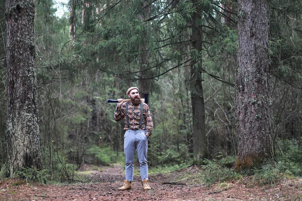 Bûcheron Barbu Avec Une Grande Hache Examine Arbre Avant Abattre — Photo