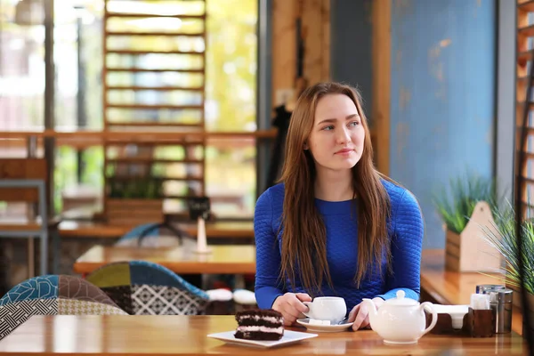 Junges Mädchen Café Sitzt Und Trinkt Tee Mit Nachtisch — Stockfoto