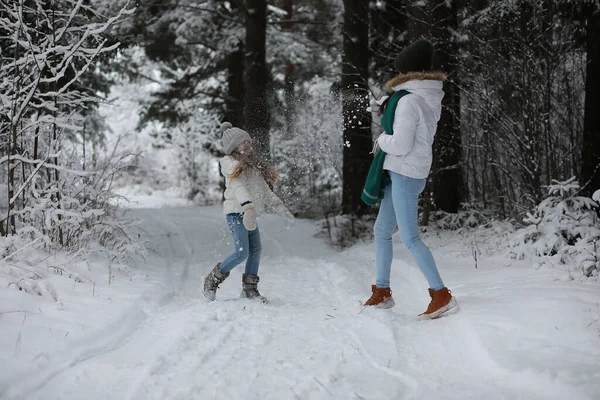 Família Jovem Para Uma Caminhada Mãe Filha Estão Andando Parque — Fotografia de Stock