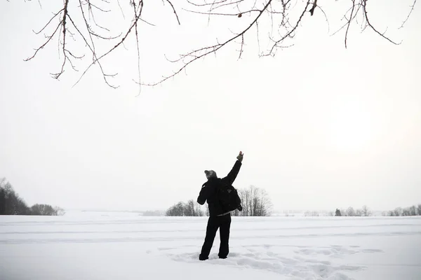 Człowiek Spacerze Zimowy Krajobraz Turysta Zimowej Podróży — Zdjęcie stockowe