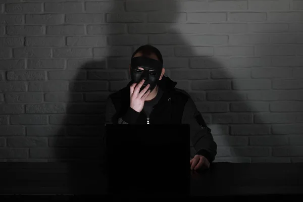 Hacker Con Máscara Negra Capucha Mesa Frente Monito — Foto de Stock
