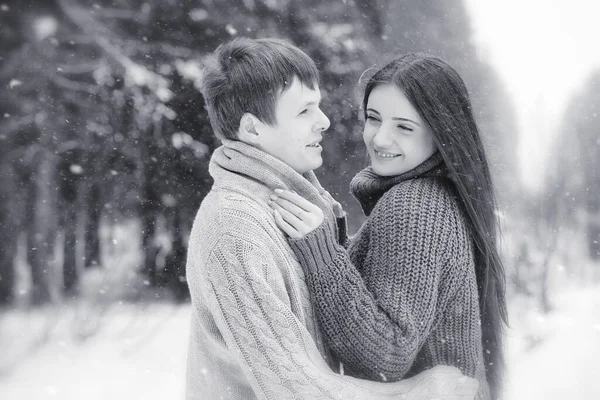 Una Coppia Amorevole Una Passeggiata Invernale Uomini Donne Appuntamento Nel — Foto Stock