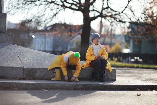 Jesienią Dzieci Spacerują Jesiennym Parku — Zdjęcie stockowe