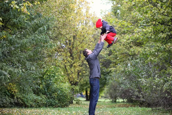 Fiatal Apa Fiával Egy Séta Parkban Tavasszal — Stock Fotó