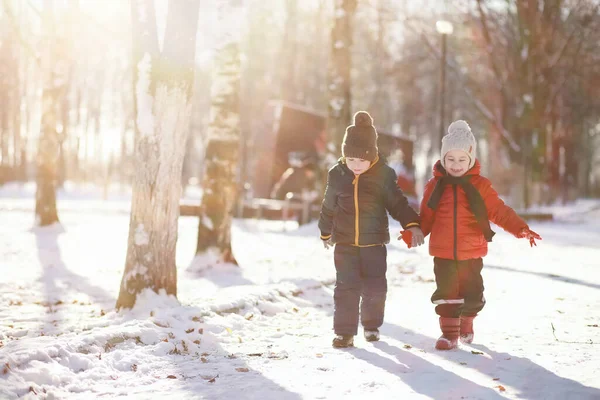 スノーと一緒に冬の公園で遊ぶ子供たち — ストック写真