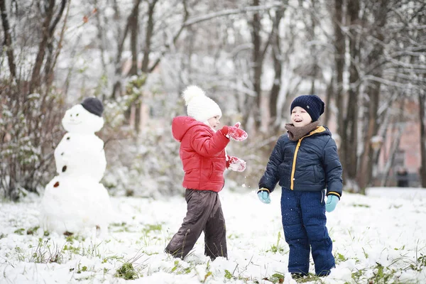 Děti Zimním Parku Hrají Sněhem — Stock fotografie