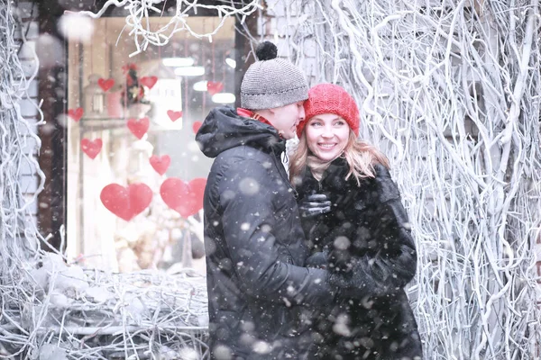 Pareja Joven Caminando Por Ciudad Invierno — Foto de Stock