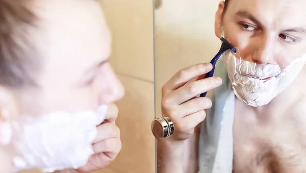 Ένας Άντρας Ξυρίζεται Στο Μπάνιο Πρωί Πριν Δουλειά — Φωτογραφία Αρχείου