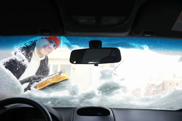 Męski Kierowca Stoi Przed Samochodem Właściciel Czyści Samochód Śniegu Zimą — Zdjęcie stockowe