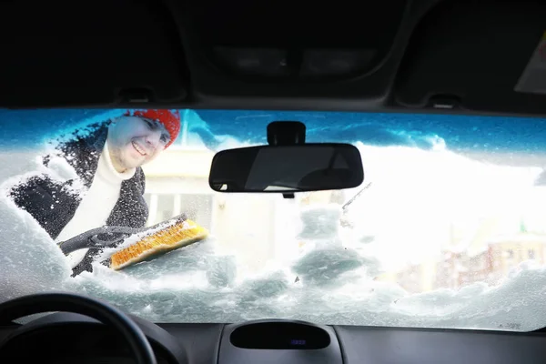 Motorista Masculino Está Parado Frente Carro Proprietário Limpa Carro Neve — Fotografia de Stock