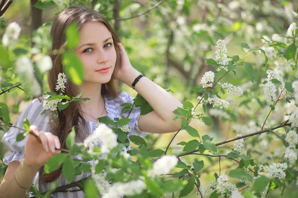 Une Fille Dans Parc Vert Printanier Promenade — Photo