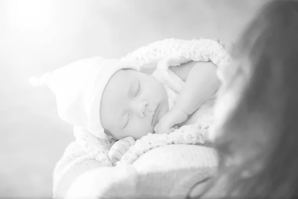 Yeni Doğmuş Bebek Yumuşak Bir Yastığın Üzerinde Uyuyor — Stok fotoğraf