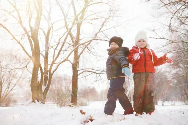 Crianças Parque Inverno Brincam Com Sno — Fotografia de Stock