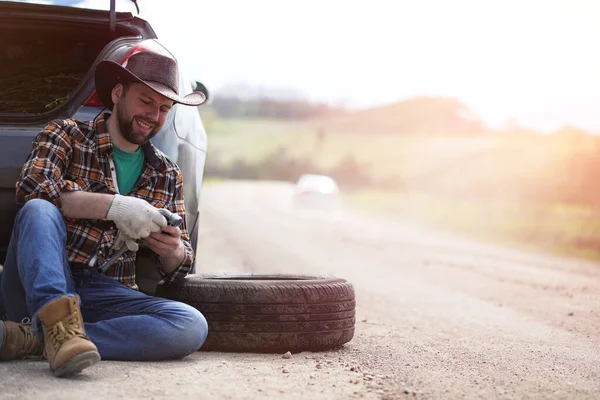 Mannen Sitter Vägen Vid Bilen Naturen — Stockfoto