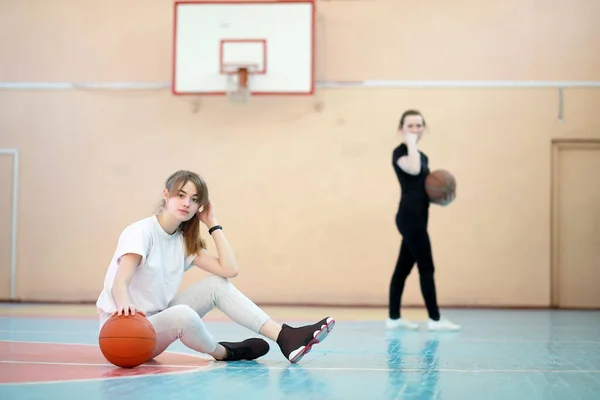 Junge Studentinnen Spielen Basketball Der Sporthalle — Stockfoto