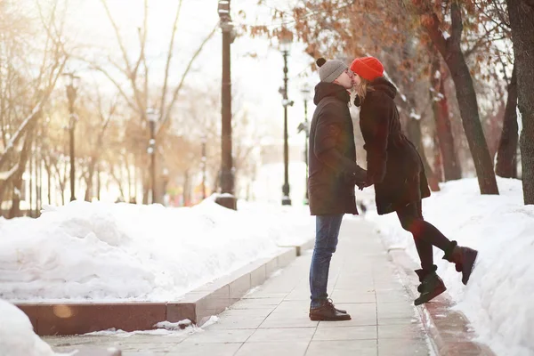 Jovem Casal Caminhando Através Inverno Cit — Fotografia de Stock