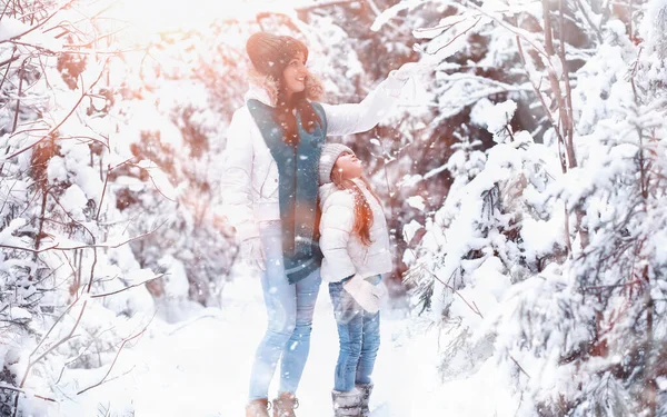 Una Familia Joven Para Dar Paseo Mamá Hija Están Caminando — Foto de Stock