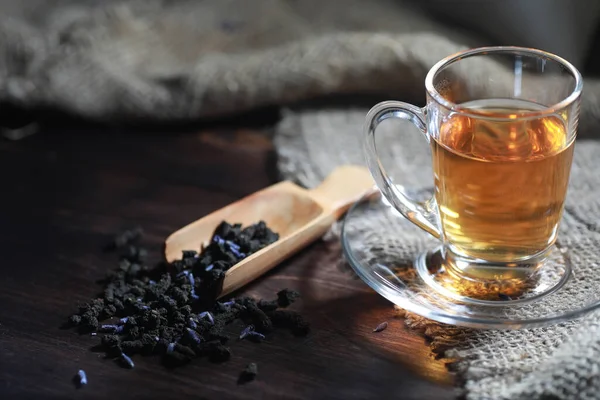 Főzött Tea Egy Tálalóasztalon Tartozékokkal — Stock Fotó