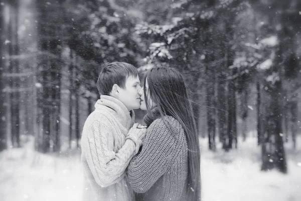 Una Pareja Cariñosa Paseo Invierno Hombre Mujer Una Cita Parque — Foto de Stock