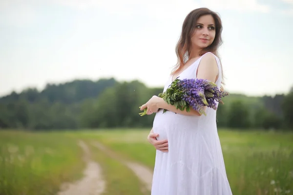 Беременная Женщина Природе Прогулки Летом — стоковое фото