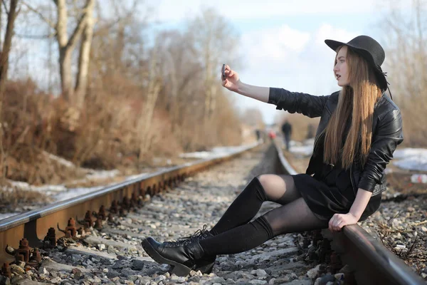 Dívka Kráčí Ulici Kožené Vestě Telefonem Mladá Krásná Dívka Klobouku — Stock fotografie