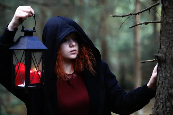 Vörös Hajú Boszorkány Egy Rituálét Tart Egy Kristálygömbbel Erdőben — Stock Fotó