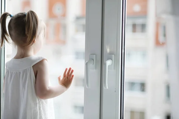 Little Girl Sitting Windowsill Bouquet Flowers Vase Window Girl Sniffing — Stock Photo, Image