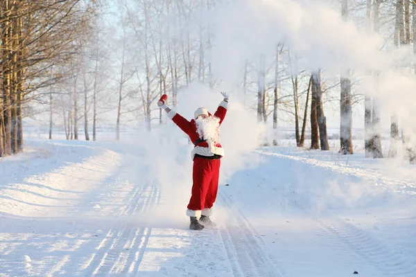 圣诞老人在冬天的田野里圣诞老人神奇的雾沿着田野散步 圣诞前夕圣诞老人拿着红包送给孩子们的礼物 — 图库照片