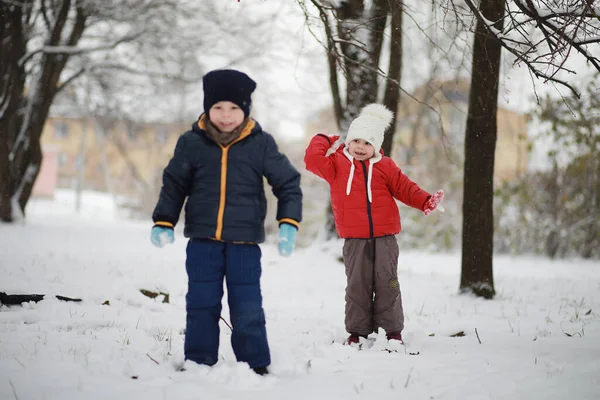 Crianças Parque Inverno Brincam Com Sno — Fotografia de Stock