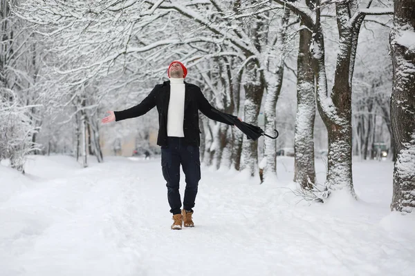 一个人在公园里散步 在冬雪下拿着雨伞的年轻人 — 图库照片