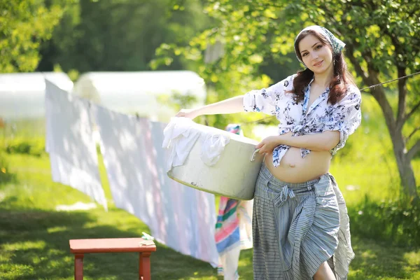 Donna Incinta Appesa Lavare Vestiti Sulla Corda Essiccazione — Foto Stock