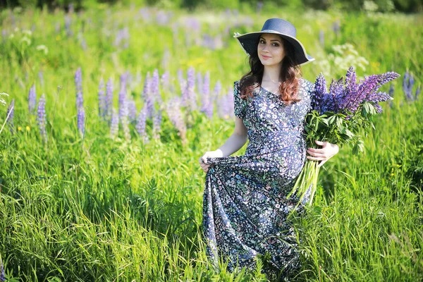 Ragazza Incinta Campo Con Lupini Una Draga — Foto Stock