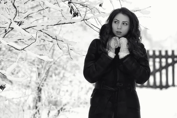 Hermosa Chica Invierno Nevado Día Aire Libre — Foto de Stock