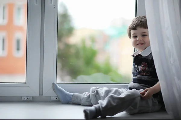 Küçük Çocuk Bir Kitap Okuyor Çocuğun Pencerenin Önünde Oturur Dersler — Stok fotoğraf