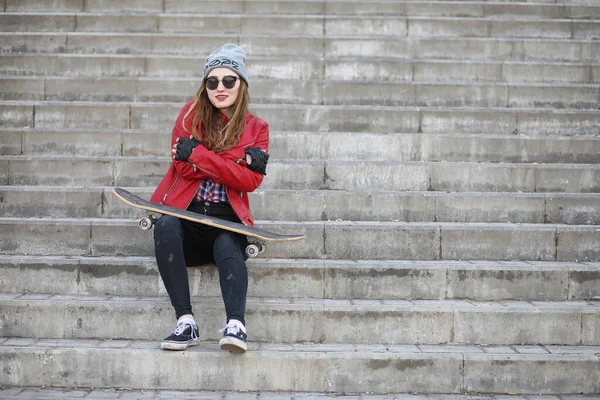 Ένα Νεαρό Hipster Κορίτσι Είναι Ιππασίας Ένα Skateboard Κορίτσια Φίλες — Φωτογραφία Αρχείου